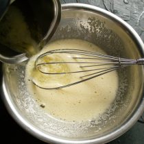 Добавляем растопленное масло к яично-сахарной смеси