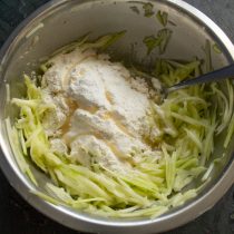 Насыпаем пшеничную муку и разрыхлитель теста Насыпаем пшеничную муку и разрыхлитель теста