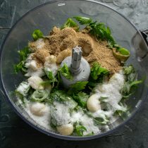 Насыпаем морскую соль и сухую индийскую приправу для салатов