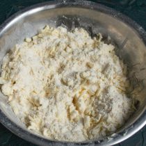 Перетираем масло с мукой до образования мелких крошек Перетираем масло с мукой до образования мелких крошек