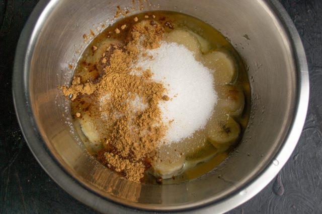 Насыпаем сахарный песок, добавляем имбирный порошок и молотую корицу Насыпаем сахарный песок, добавляем имбирный порошок и молотую корицу