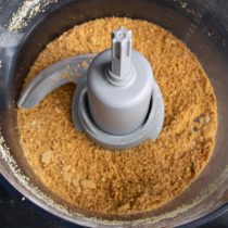 Измельчаем жареный арахис в мелкую крошку Измельчаем жареный арахис в мелкую крошку