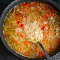 Вливаем сметанную заправку в кипящий суп