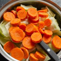 Нарезанную морковку добавляем к капусте