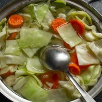Кипятим воду и заливаем овощи, оставляем на 10 минут