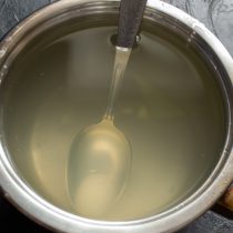 Отливаем примерно 200 мл воды, насыпаем соль и сахар, перемешиваем Отливаем примерно 200 мл воды, насыпаем соль и сахар, перемешиваем