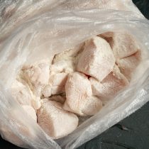 Кладём нарезанное куриное филе в пакет с мукой, встряхиваем Кладём нарезанное куриное филе в пакет с мукой, встряхиваем