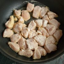 В разогретое масло кладём кусочки куриного филе в один слой