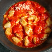 Выливаем измельченные овощи в сковороду на курицу, добавляем чеснок Выливаем измельченные овощи в сковороду на курицу, добавляем чеснок