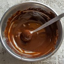 Растапливаем на водяной бане горький шоколад и сливочное масло Растапливаем на водяной бане горький шоколад и сливочное масло