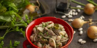 Полезный салат из говядины с фасолью и маринованным луком
