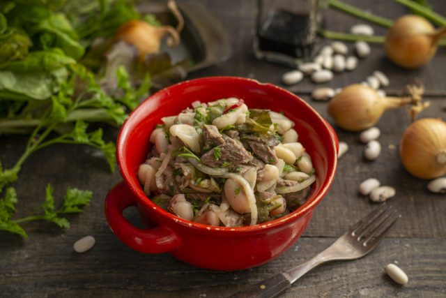 Полезный салат из говядины с фасолью и маринованным луком Полезный салат из говядины с фасолью и маринованным луком