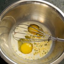 В миску наливаем молоко, добавляем яйца, соль и овощную приправу