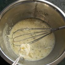Взбиваем молоко с яйцами венчиком, добавляем мягкий творог, муку и разрыхлитель теста, перемешиваем тесто