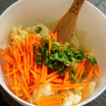 Добавляем морковь и петрушку к остальным ингредиентам, перемешиваем
