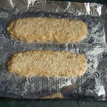 Посыпаем колбаски белым кунжутом Посыпаем колбаски белым кунжутом