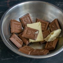 Добавляем нарезанное кубиками сливочное масло Добавляем нарезанное кубиками сливочное масло