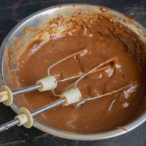 Взбиваем массу миксером несколько минут Взбиваем массу миксером несколько минут