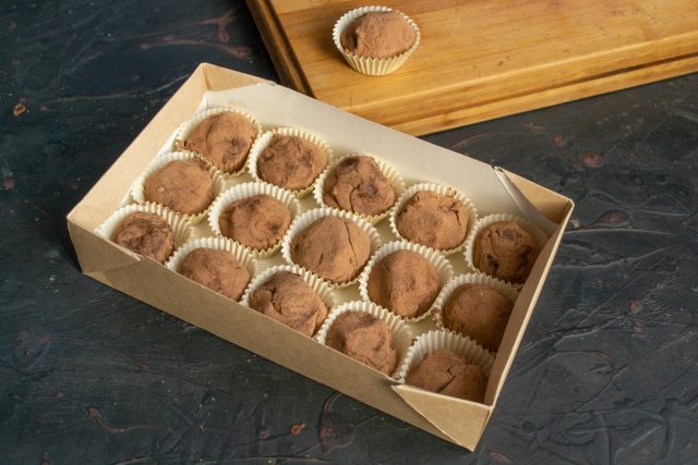 Кладём шоколадную помадку с варёной сгущенкой в коробку и отправляем в холодильник 