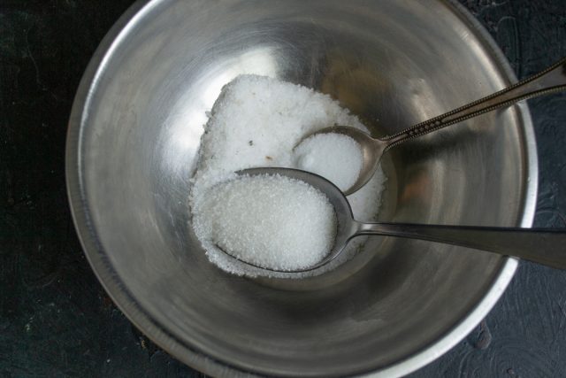 Смешиваем в миске крупную морскую соль, сахар и нитритную соль Смешиваем в миске крупную морскую соль, сахар и нитритную соль