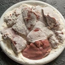 Подготовленную куриную печень панируем в пшеничной муке Подготовленную куриную печень панируем в пшеничной муке