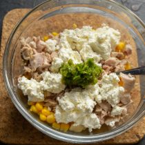 Добавляем в начинку растёртый чили, солим по вкусу Добавляем в начинку растёртый чили, солим по вкусу