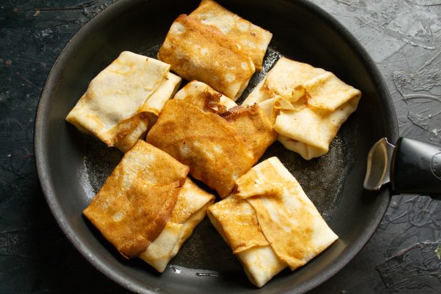 Фаршированные блинчики с курицей и кукурузой готовы Фаршированные блинчики с курицей и кукурузой готовы