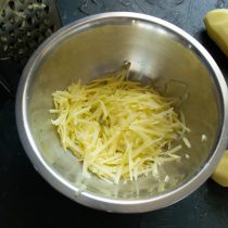 Натираем картофель на крупной овощной тёрке