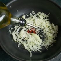 В глубокую сковороду наливаем растительное масло, кладём сливочное и нарезанную луковицу
