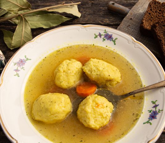 Бульон с клецками из манки и поленты — бюджетно и вкусно