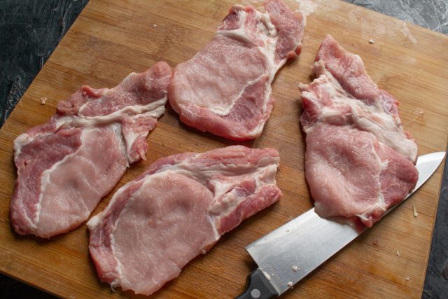 Нам понадобится 4 ломтика мяса размером со среднюю мужскую ладонь Нам понадобится 4 ломтика мяса размером со среднюю мужскую ладонь