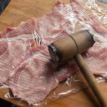 Отбиваем мясо молоточком сначала с одной стороны Отбиваем мясо молоточком сначала с одной стороны