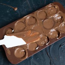 Наливаем в форму растопленный шоколад