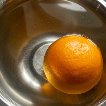 Ошпаренный апельсин хорошо промываем