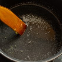 Варим сироп 4-5 минут на небольшом огне