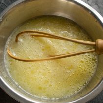 Взбиваем яйца с сахаром и солью, добавляем растительное масло, молоко и ещё раз всё взбиваем Взбиваем яйца с сахаром и солью, добавляем растительное масло, молоко и ещё раз всё взбиваем