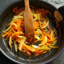 Обжариваем лук и морковь на растительном масле