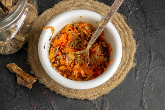 Хорошо перемешиваем ингредиенты, по вкусу солим Хорошо перемешиваем ингредиенты, по вкусу солим