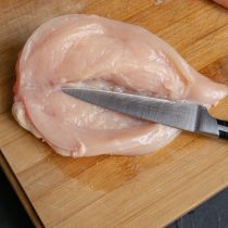 Филе куриной грудки разрезаем вдоль, солим и перчим Филе куриной грудки разрезаем вдоль, солим и перчим