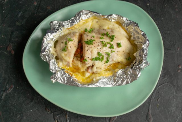 Фаршированная куриная грудка в сливках готова Фаршированная куриная грудка в сливках готова