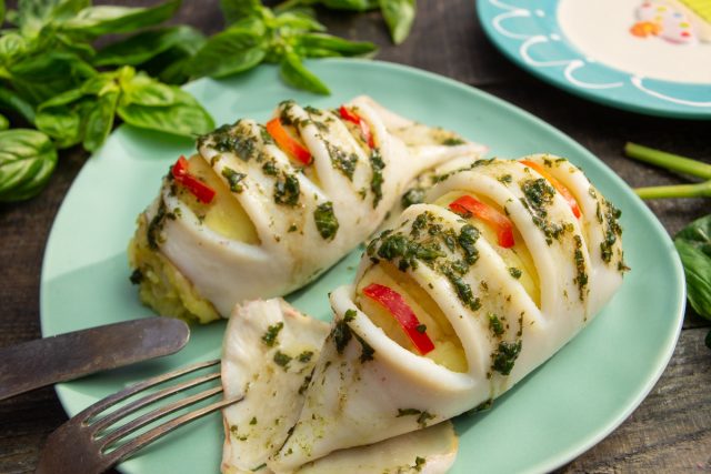 Фаршированные кальмары с начинкой из картофельного пюре в духовке Фаршированные кальмары с начинкой из картофельного пюре в духовке