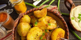 Картошка по-деревенски с творожным соусом