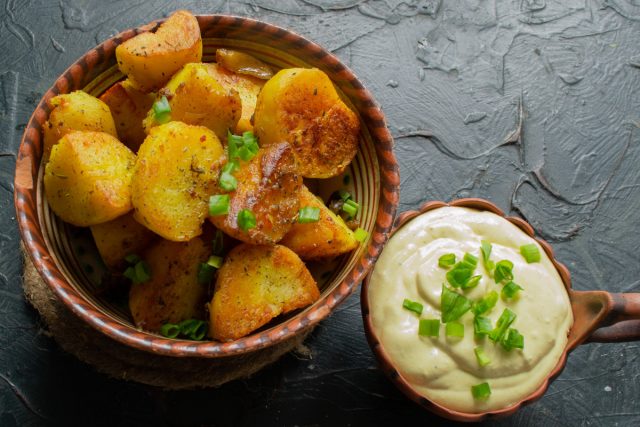Картошка по-деревенски с творожным соусом готова