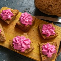 Отсаживаем большие порции розовой пасты на кусочки хлеба