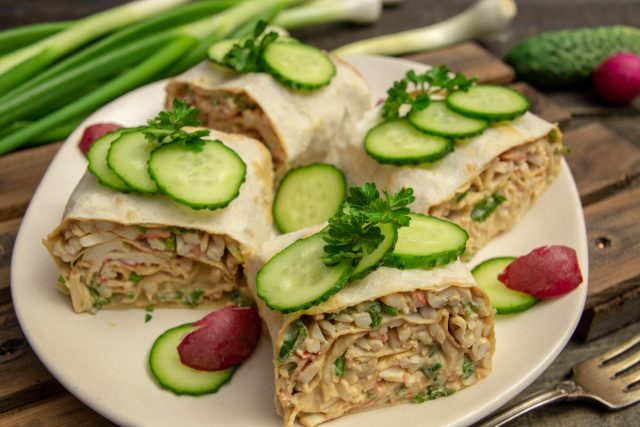 Простая закуска из крабовых палочек в лаваше Простая закуска из крабовых палочек в лаваше