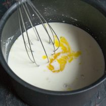Смешиваем ингредиенты для крема