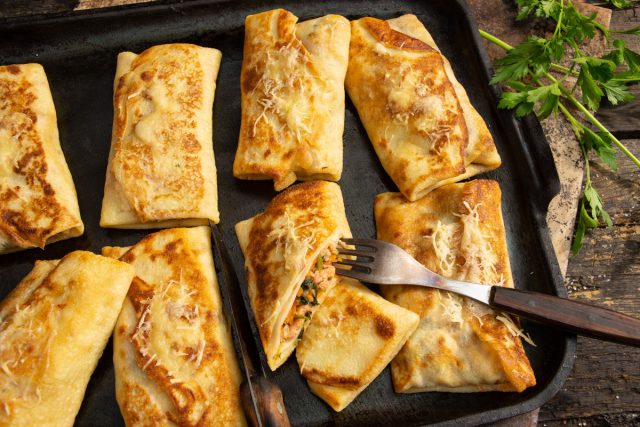 Тонкие блинчики на сыворотке, фаршированные мясом и овощами