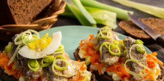 Вкусные бутерброды с сардинами и овощами