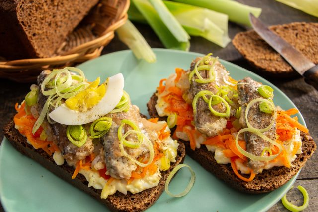 Вкусные бутерброды с сардинами и овощами Вкусные бутерброды с сардинами и овощами