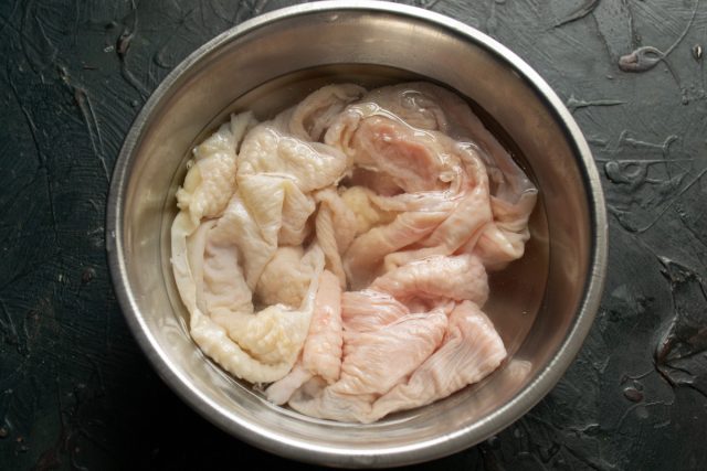 Кожу, снятую с куриных грудок, промываем, оставляем в холодной вод Кожу, снятую с куриных грудок, промываем, оставляем в холодной вод